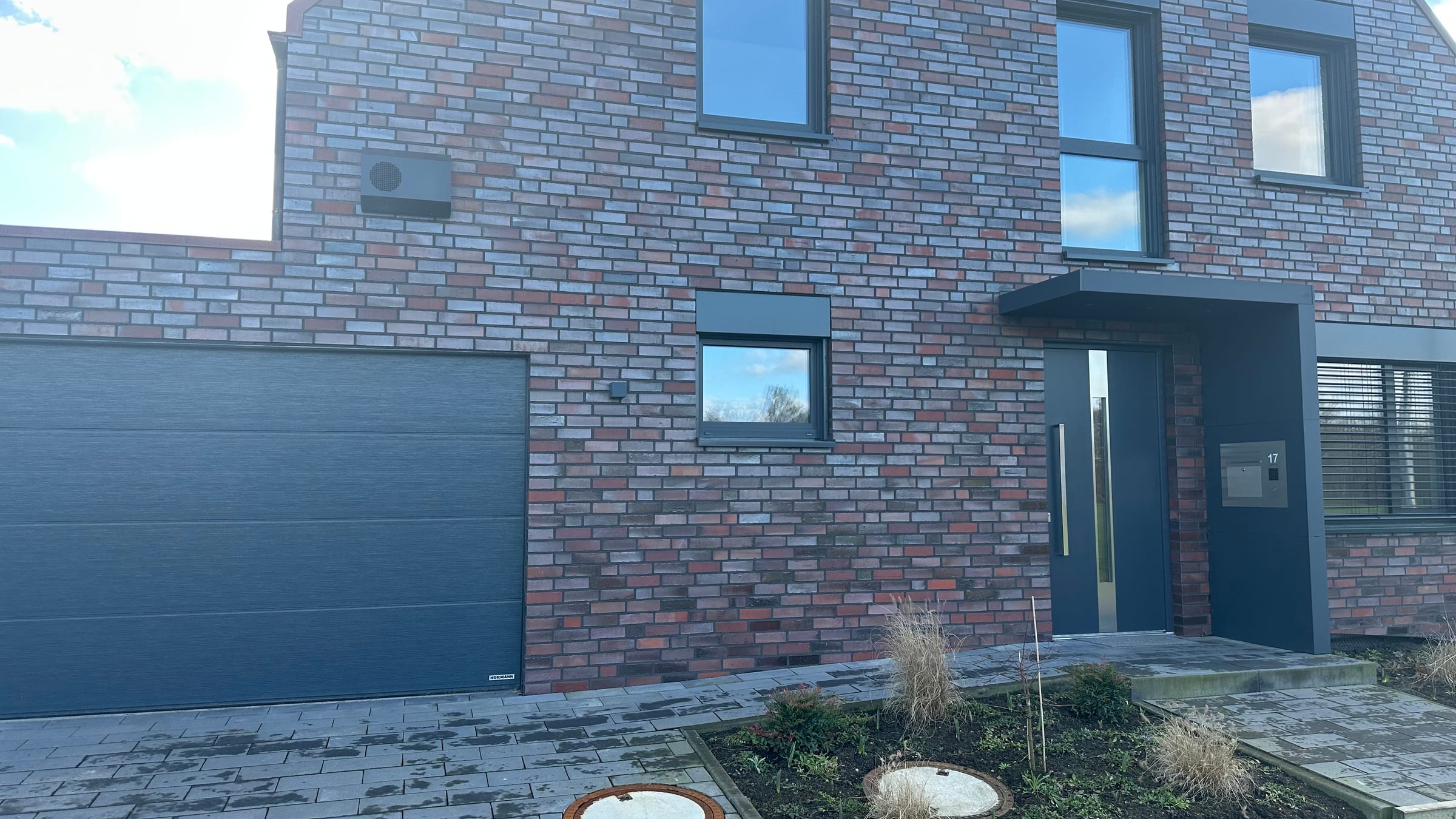 Unser Wohnhaus von außen mit Eingang und Garage