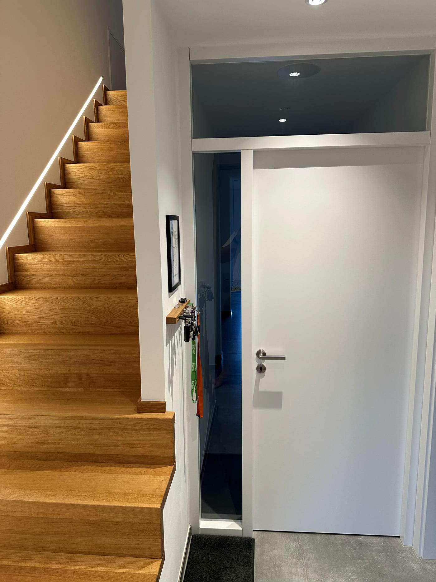 Eingangsbereich mit Treppe bei uns im Haus, NFC-Schlüsselanhänger am Haken